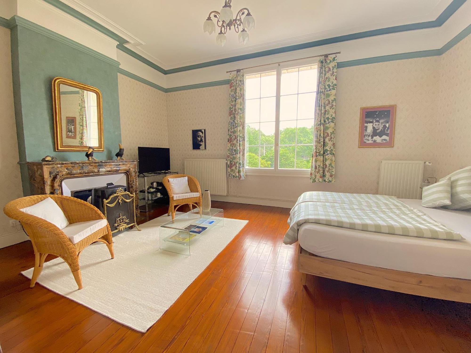 Chateau De Bellevue B&B Et Appartements Avec Piscine Saisonal Chauffee Et Chambres Partout Climatisees Saint-Avit  エクステリア 写真